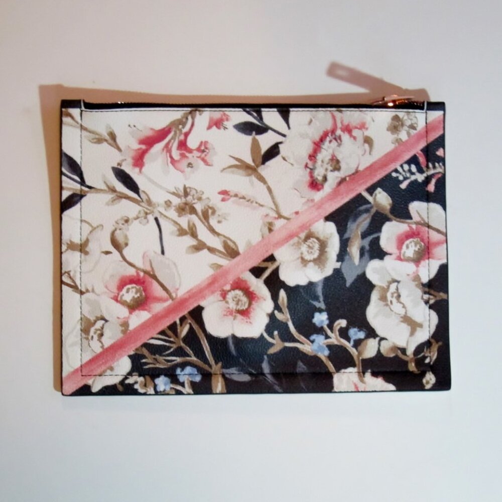 Clutch bag with floral pattern and zipper closure